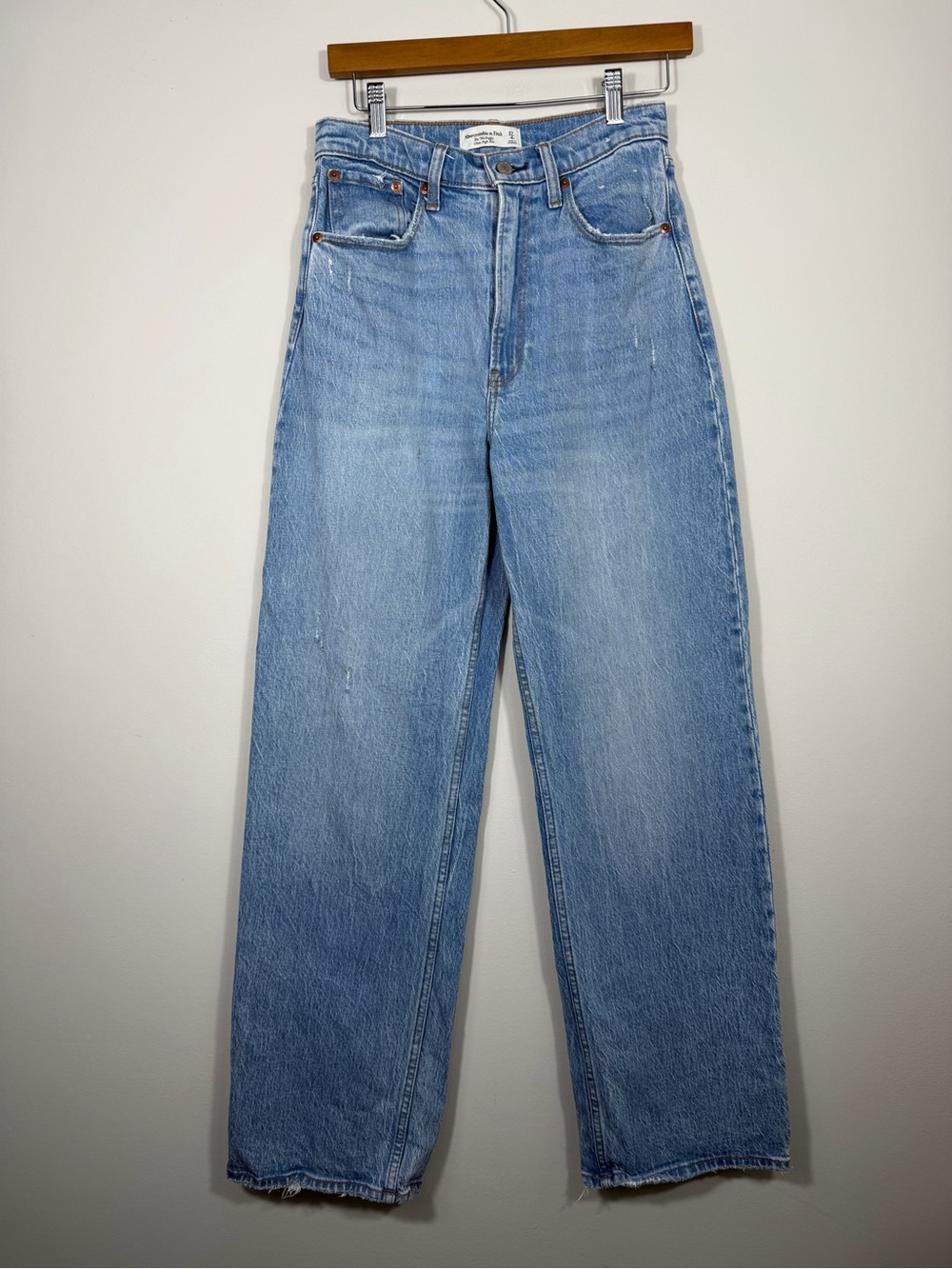 Abercrombie & Fitch 90s Baggy Ultra High Rise Jeans 27/4 Light Wash Distressed